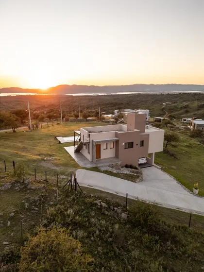 Casa moderna en ladera con piscina infinita al atardecer — proyecto Complejo de Cabañas en Potrero de Garay, Córdoba, por ESTUDIO ARQ.GABRIEL ARIAS, en Córdoba