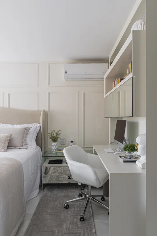 Dormitorio minimalista blanco con escritorio integrado y estantes — proyecto Projeto 1, por Studiok
