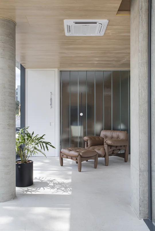 Terraza con sillones de cuero madera y techo revestido — proyecto Stand Age 360, por GabrielaCasagrande Arquitetura