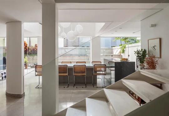 Terraza moderna con vista panorámica, escalera y comedor minimalista — proyecto APARTAMENTO FL, por Frederico Bicalho Arquitetura