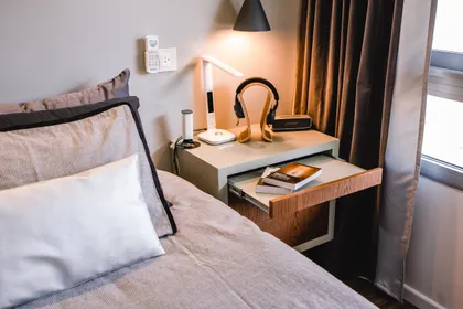 Dormitorio contemporáneo con escritorio flotante de madera integrado — proyecto Cabrera, por Tali Estudio, en Palermo