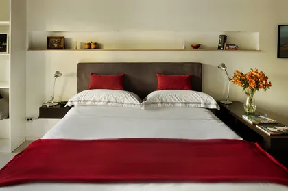 Dormitorio moderno con cama doble, ropa de cama blanca y granate — proyecto Ravignani Studios, por Mazzinghi Sanchez, en Palermo