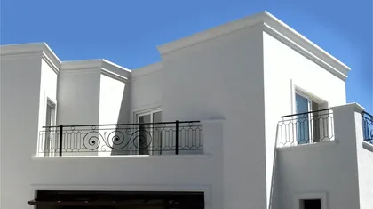Fachada de casa blanca estilo mediterráneo con balcón ornamentado — proyecto CASA NORDELTA, por Alejandra Pan Arquitectura, en Nordelta