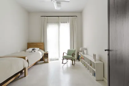Dormitorio minimalista con luz natural y estanterías a medida — proyecto Casa M, por Estudio Dado, en Pilar