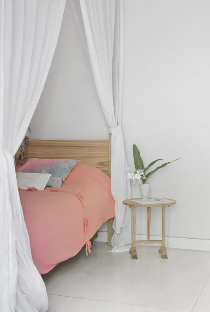 Dormitorio estilo boho con dosel de cortinas blancas y cama coral — proyecto Casa M, por Estudio Dado, en Pilar