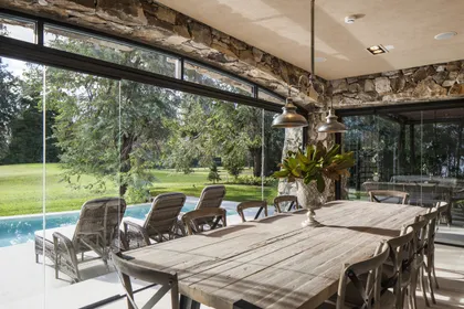 Comedor rústico con vista al jardín y piscina — proyecto Una casa en la Toscana , por Apaarquitectura