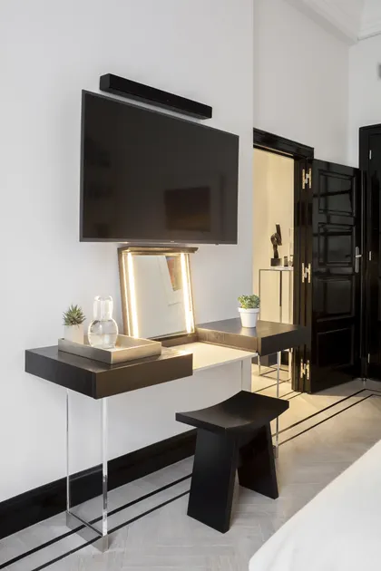 Dormitorio moderno con escritorio flotante negro y espejo de tocador — proyecto Departamento Alvear, por Estudio CDW, en Recoleta