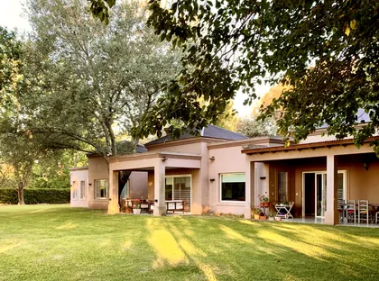Casa de campo con galería de madera y jardín amplio — proyecto Baradero Colonia Suiza, por Marconi Silva Arquitectos, en Baradero