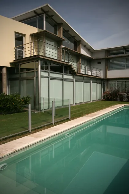 Casa moderna con piscina y fachada de vidrio — proyecto  Inmuebles, por Geo Estudio, en Buenos Aires