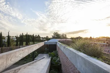 Casa moderna con techo curvo y fachada de ladrillo — proyecto Casa Volt, por Estudio PK, en Capilla del Señor