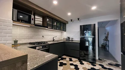 Cocina moderna con azulejos blancos y muebles grises — proyecto Vivienda Mari y Lean, por Jeitinho Estudió Creativo, en La Plata