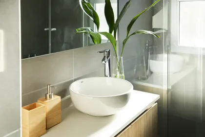 Baño moderno con lavabo redondo blanco y espejo — proyecto Jorge Newbery, por Estudio RG, en Belgrano