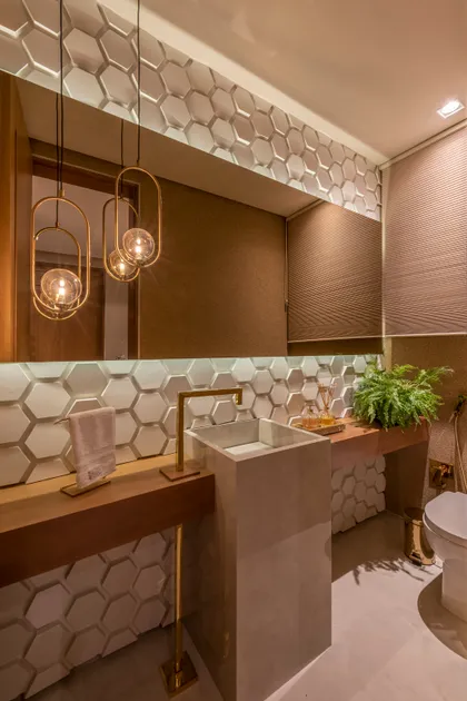 Baño moderno con azulejos hexagonales, bañera blanca y accesorios dorados — proyecto Projeto Destaque Club&Casa, por Andrea Carvalho Arquitetura