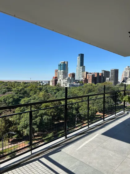 Terraza con vista al skyline urbano y vegetación exuberante — proyecto LIBERTADOR II, por ESTUDIO TEZ, en Palermo