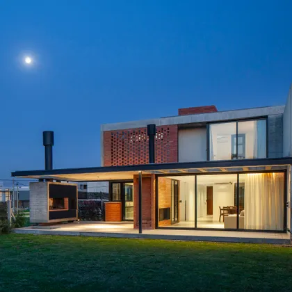 casa moderna con ladrillo expuesto y hormigón — proyecto CASA BSB, por BUSCETTI & DI BERNARDO arquitectas, en Gonnet