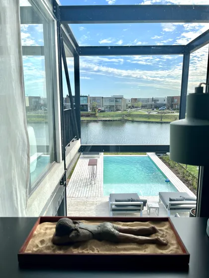Piscina moderna con deck de madera y figura en arena — proyecto Le chambre verte, por BRand arquitectura / BRand homes, en Belén de Escobar