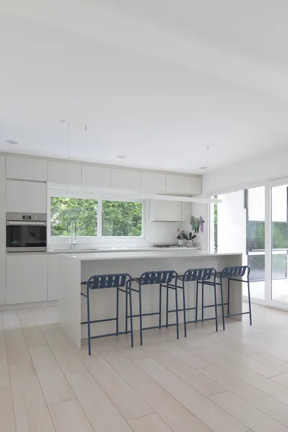 Cocina moderna estilo escandinavo con isla blanca y mucha luz — proyecto Reforma Isla del Sol, por Estudio YME, en Rincón de Milberg