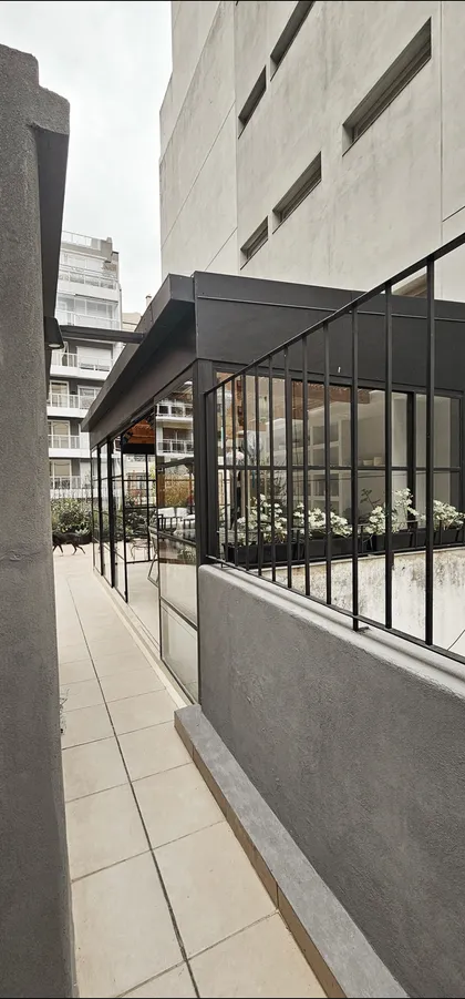 Terraza moderna con cerramiento de vidrio y balcón con vistas urbanas — proyecto Cabello, por Claraboia , en Palermo