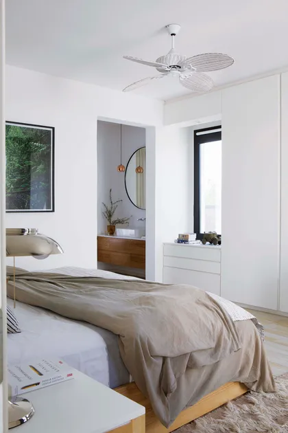 Dormitorio moderno con cama, armario empotrado y baño abierto — proyecto Casa Las Liebres, por Mazzinghi Sanchez, en Garin