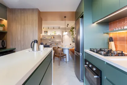 Cocina contemporánea con isla central y mesadas blancas luminosa — proyecto #ApêCoolColors, por Oficina de Morar, en Jaraguá do Sul - Barra do Rio do Cerro
