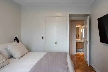 Dormitorio minimalista con baño contiguo — proyecto LIBERTADOR DANDY, por AB ARQUITECTURA, en Recoleta