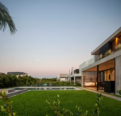 Fachada moderna con piscina y deck de madera en zona costera — proyecto DISEÑO INTERIOR - CASA VISTAS, por FOCO_arquitectura&diseñointerior, en Belén de Escobar