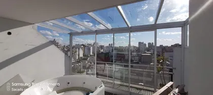 terraza con jacuzzi y techo vidriado — proyecto Cerramiento aluminio Modena con techo en terraza , por Cristalcenter, en Palermo