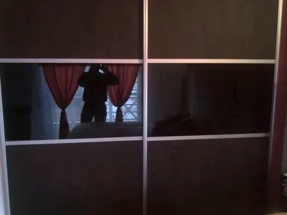 dormitorio con placard de puertas espejadas negras — proyecto Interiores de placares y frentes de placares diseños exclusivos, por Tientta Carpinteria de diseño, en Canning