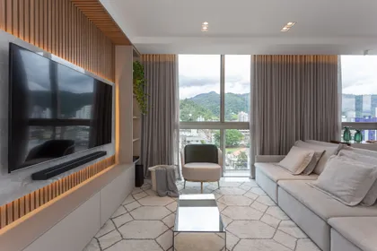 Living moderno con pared de listones de madera y vista a la montaña — proyecto #ApêLuminaLA, por Oficina de Morar