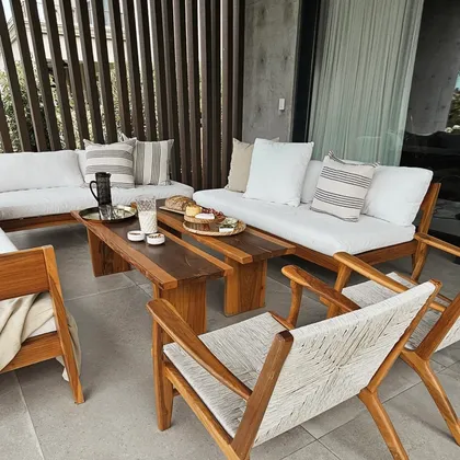 Terraza moderna con muebles de ratán y madera — proyecto Estancias , por Claraboia , en Pilar