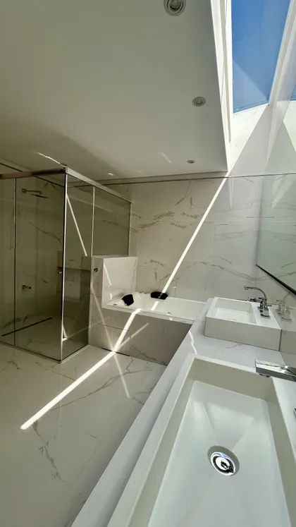 Baño moderno con tragaluz y bañera empotrada — proyecto Casa Puentes, por Guerrero Arquitectos, en Rincón de Milberg