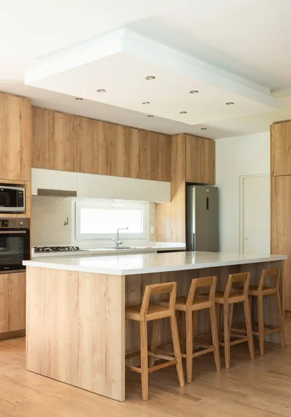 Cocina moderna estilo nórdico con isla y madera clara — proyecto Reforma cocina , por Metro creativo , en Belén de Escobar