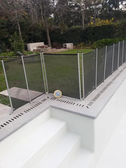 Pileta moderna con cerco de vidrio y deck de hormigón en jardín — proyecto piscina escalera externa, por Piscinas omar, en B1648 Tigre