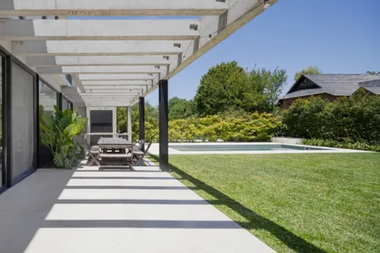 Pérgola de hormigón con sombras sobre patio y piscina — proyecto CASA RuZa, por Alfredo Orfila arquitectura, en Benavidez