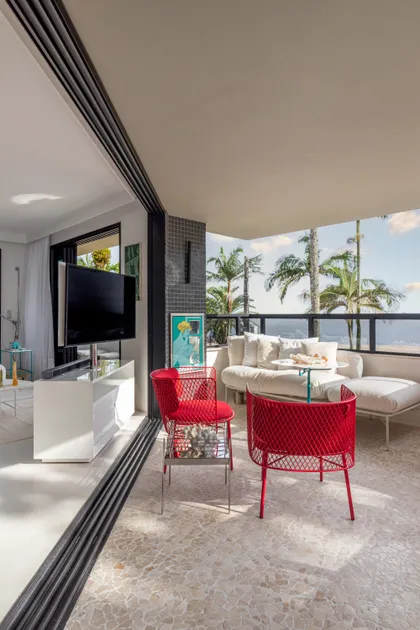 Balcón moderno con sillones rojos y vista al mar en departamento — proyecto Residencial, por  Rodolfo Fontana