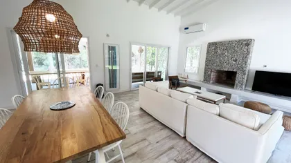 Sala de estar y comedor integrados con estilo moderno y bohemio — proyecto Casa Luvir - Barrio Costa Esmeralda (Partido de la Costa, Buenos Aires) German S, por German Salas arquit