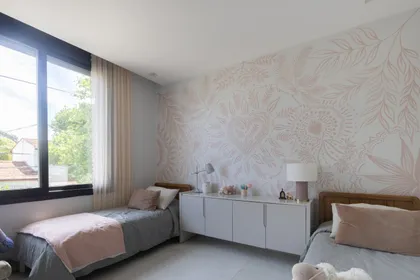 Dormitorio moderno con dos camas, mural floral y gran ventana — proyecto CASA OrBa, por Alfredo Orfila arquitectura, en San Isidro