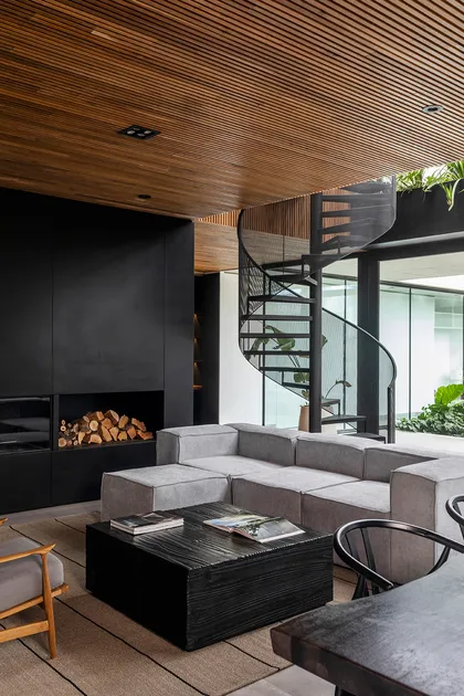 Terraza contemporánea con hogar, sofá gris y techo de madera — proyecto CASA CONSERVATORIO, por GMARQ, en Belén de Escobar
