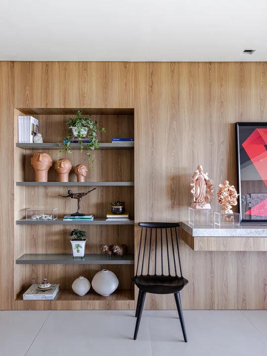 Nicho de madera con estantes y decoración minimalista contemporánea — proyecto Apto M | E, por Arquitetura Paulo Melo E Paulo