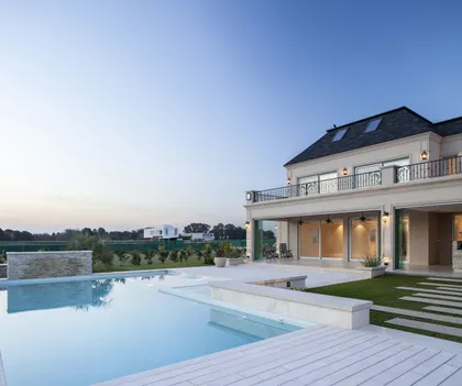 Casa moderna con piscina infinita y deck de madera — proyecto  Casa La Providencia, por FCL ARQUITECTURA