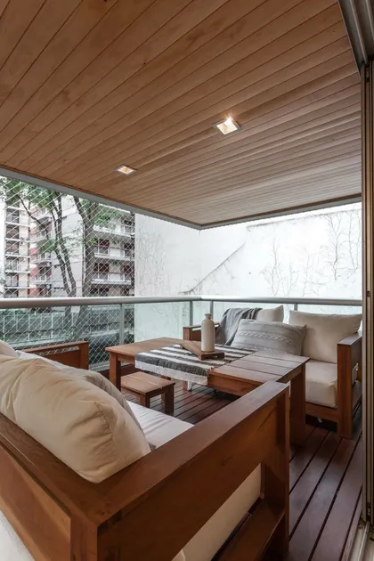 Balcón moderno con techo y paredes de madera, muebles de exterior — proyecto Sucre Plaza, por C - ESTUDIO, en Buenos Aires