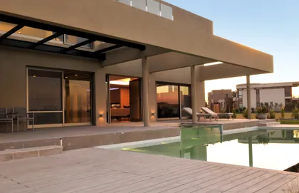 Terraza moderna con piscina y deck de madera — proyecto Moderna Seducción, por Apaarquitectura, en Tigre