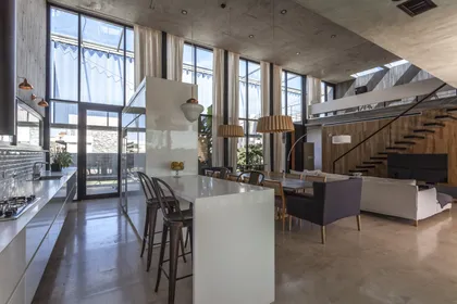Loft moderno con ventanales y concreto expuesto — proyecto Casa ADR, por Jorgelina Tortorici & asoc., en B1846 Adrogué