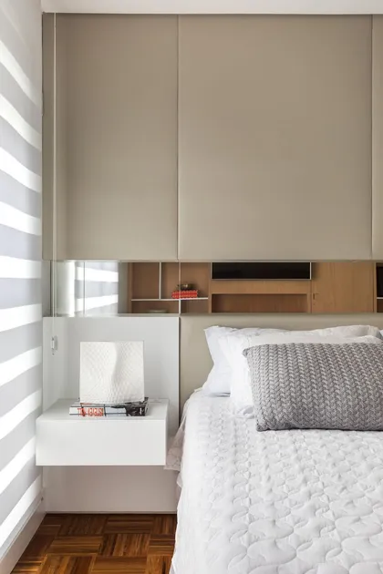 Dormitorio minimalista con cabecera integrada y luz natural filtrada — proyecto Apartamento BP, por GabrielaCasagrande Arquitetura