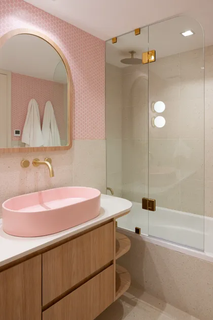 Baño moderno con detalles en rosa y oro — proyecto ALVEAR TYM, por AB ARQUITECTURA, en Recoleta