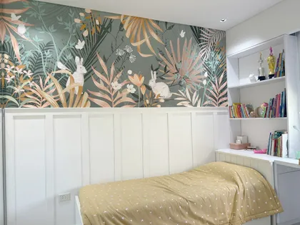 Dormitorio con mural botánico y pared de paneles blancos — proyecto Conejos escondidos, por Picma Empapelados, Murales, Esmerilados, Prints ,Papeles, en Canning