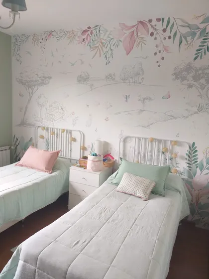 Dormitorio con mural botánico y dos camas gemelas — proyecto Habitacion campestre niñas, por Picma Empapelados, Murales, Esmerilados, Prints ,Papeles, en Canning