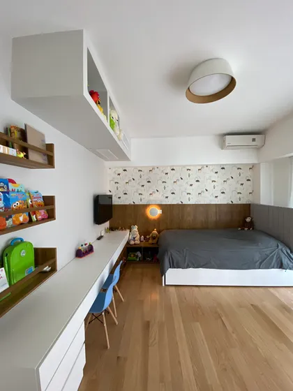 Dormitorio moderno con escritorio largo, cama gris y estanterías de madera — proyecto Arcos, por MDBK Arquitectura, en Belgrano