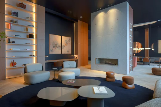 Living moderno con chimenea de hormigón y muebles curvos — proyecto Casa Foa Madero Harbour, por Vite Porcellanato, en Buenos Aires
