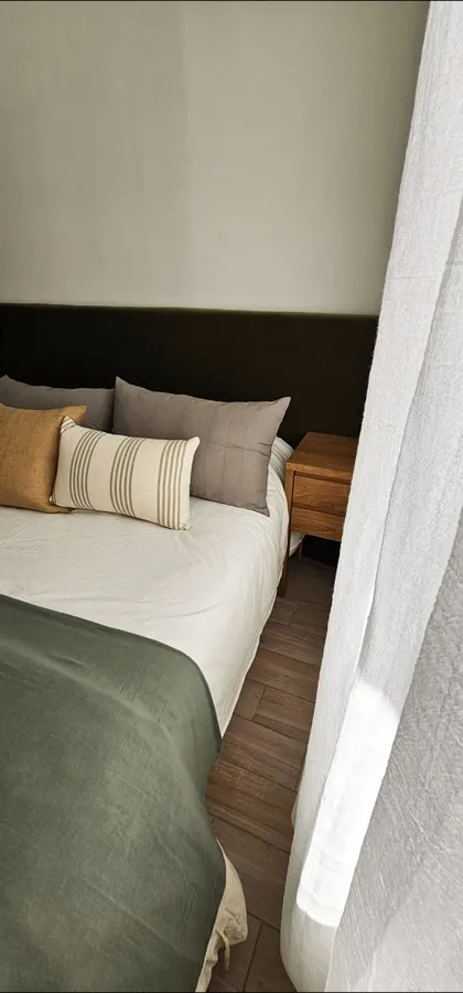 Dormitorio moderno con textiles naturales y suelo de madera oscura — proyecto Callao, por Claraboia , en Recoleta